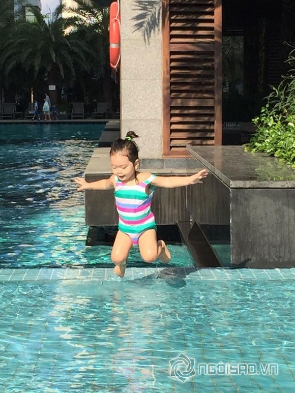 Con gái Đoan Trang diện áo tắm '7 màu' đi bơi cùng mẹ 1