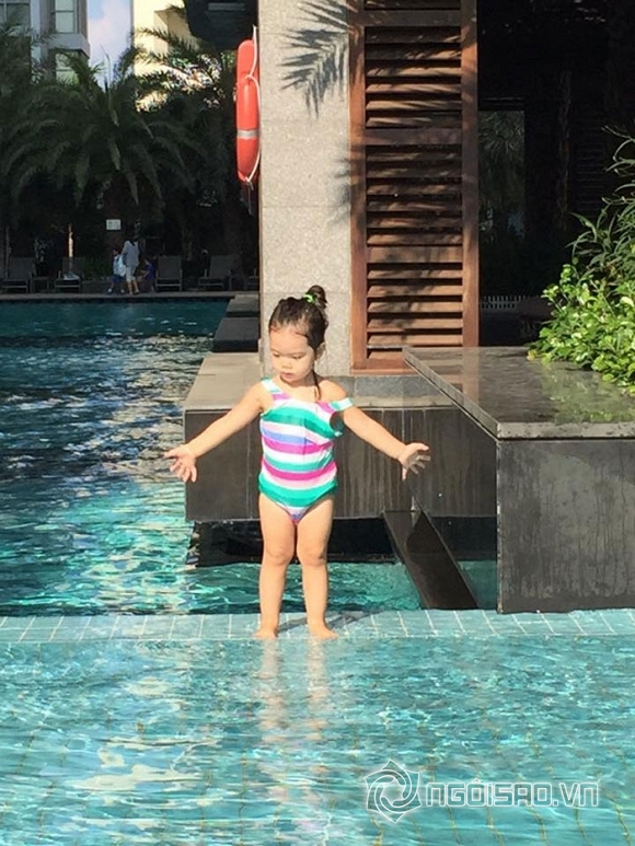 Con gái Đoan Trang diện áo tắm '7 màu' đi bơi cùng mẹ 3