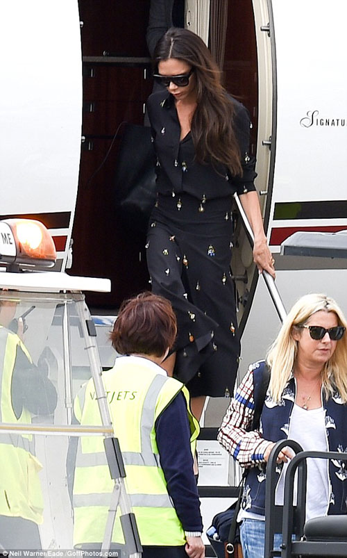 Victoria Beckham chơi trội khi đi máy bay riêng tới dự LHP Cannes 3