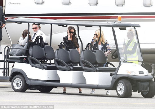Victoria Beckham chơi trội khi đi máy bay riêng tới dự LHP Cannes 5