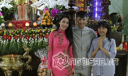 Vợ chồng Thủy Tiên cùng mẹ đi chùa mừng lễ Phật Đản