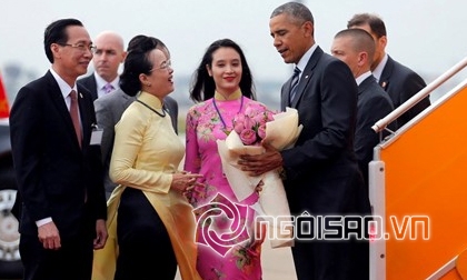 Cô gái xinh đẹp tặng hoa sen cho Tổng thống Obama tại Tân Sơn Nhất là ai?