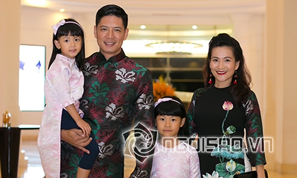 Gia đình Bình Minh đồng loạt diện áo dài cách tân đi sự kiện