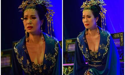 ‘Hoàng hậu’ Trịnh Kim Chi hở ngực trên sân khấu