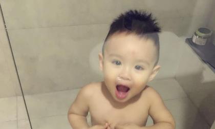 Con trai Vy Oanh đáng yêu khi ở trong nhà tắm