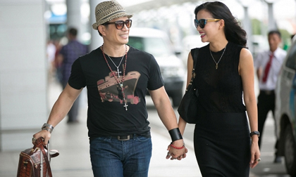 Vợ chồng Bebe Phạm - Dustin Nguyễn tay trong tay thắm thiết tại sân bay