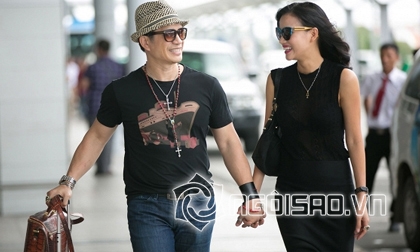 Vợ chồng Bebe Phạm - Dustin Nguyễn tay trong tay thắm thiết tại sân bay