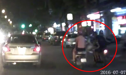 2 cô gái bị giật túi xách táo tợn giữa phố Hà Nội
