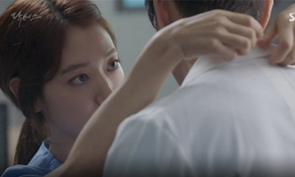 Phim Doctors tập 8: Kim Rae Won 'tưởng bở' được Park Shin Hye hôn 