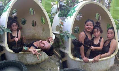 Mẹ con Thúy Nga thích thú đi tắm bùn ở Nha Trang