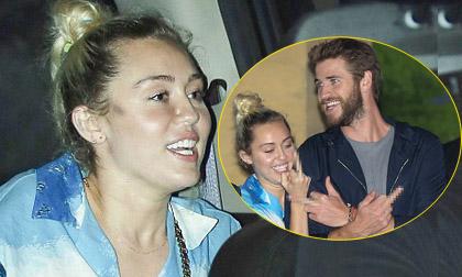 Miley Cyrus hạnh phúc bên Liam và giơ 'ngón tay thối' vào paparazzi