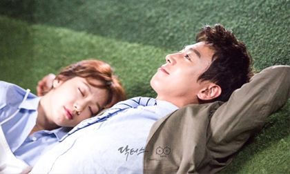 Phim Doctors tập 9: Park Shin Hye ngủ ngon trong vòng tay của Kim Rae Won 