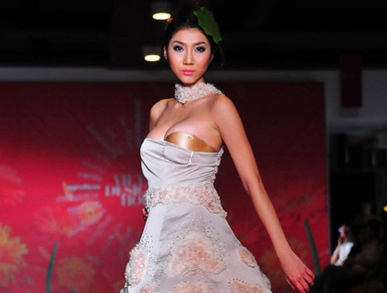 Ngượng 'tái mào' với các màn diễn catwalk của mẫu Việt 3