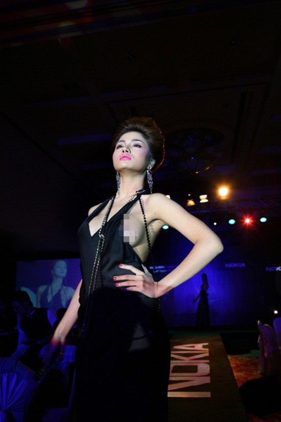 Ngượng 'tái mào' với các màn diễn catwalk của mẫu Việt 5