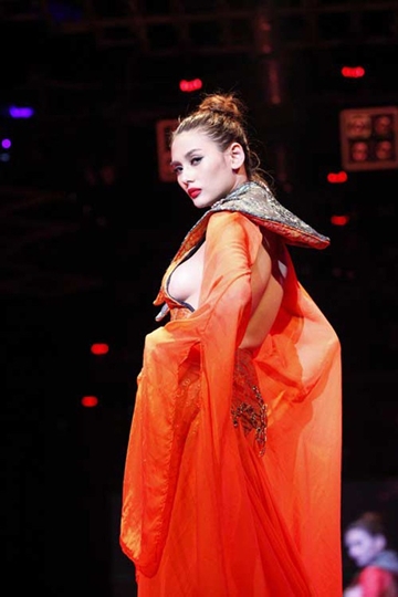 Ngượng 'tái mào' với các màn diễn catwalk của mẫu Việt 7