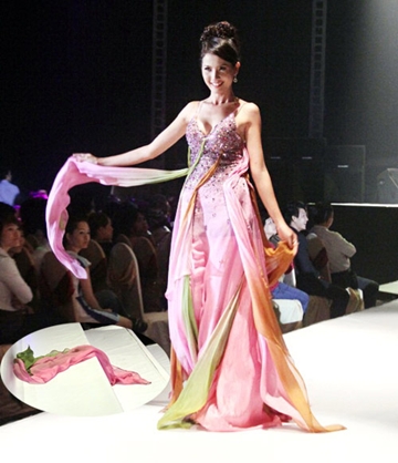 Ngượng 'tái mào' với các màn diễn catwalk của mẫu Việt 10