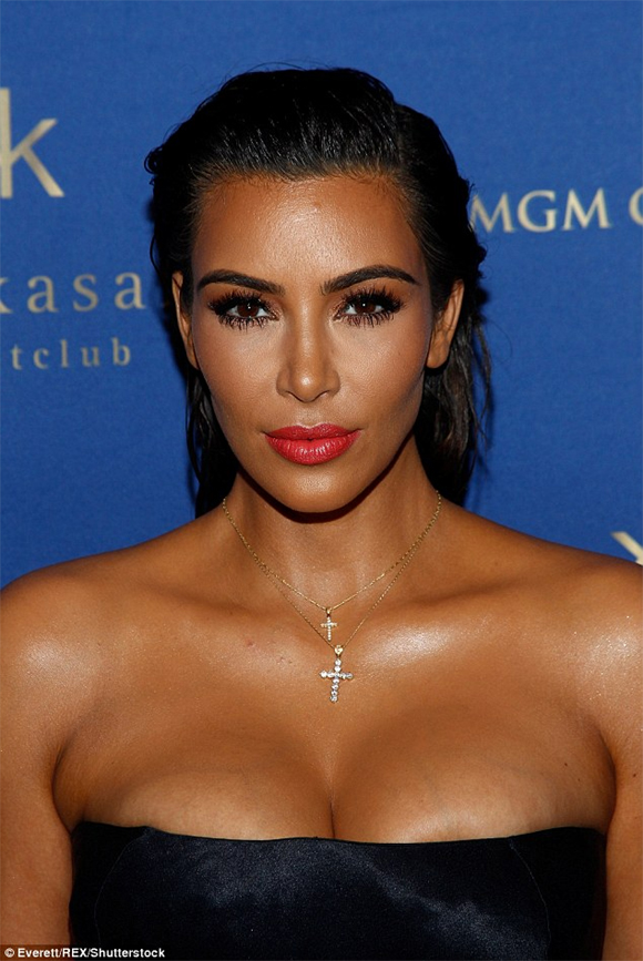 Kim Kardashian chèn ép vòng một 2