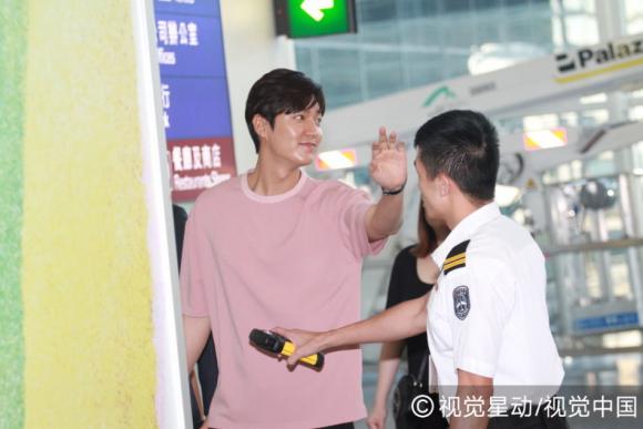 Lee Min Ho mặt bóng nhãy kém sắc vẫn hút 'rừng fan' tại sân bay 5