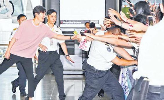 Lee Min Ho mặt bóng nhãy kém sắc vẫn hút 'rừng fan' tại sân bay 1