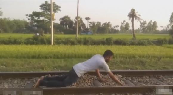 Thanh niên liều mạng nằm dưới tàu lửa đang chạy 0