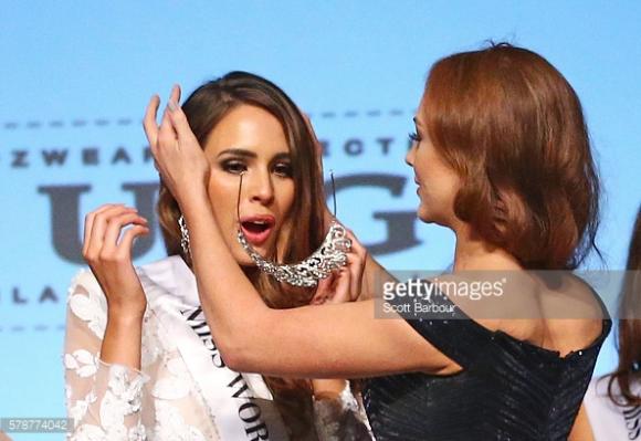 Khoảnh khắc hy hữu: Hoa hậu Australia nhăn nhó vì vương miện rơi khỏi đầu 4