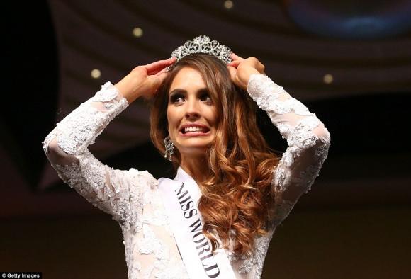 Khoảnh khắc hy hữu: Hoa hậu Australia nhăn nhó vì vương miện rơi khỏi đầu 6