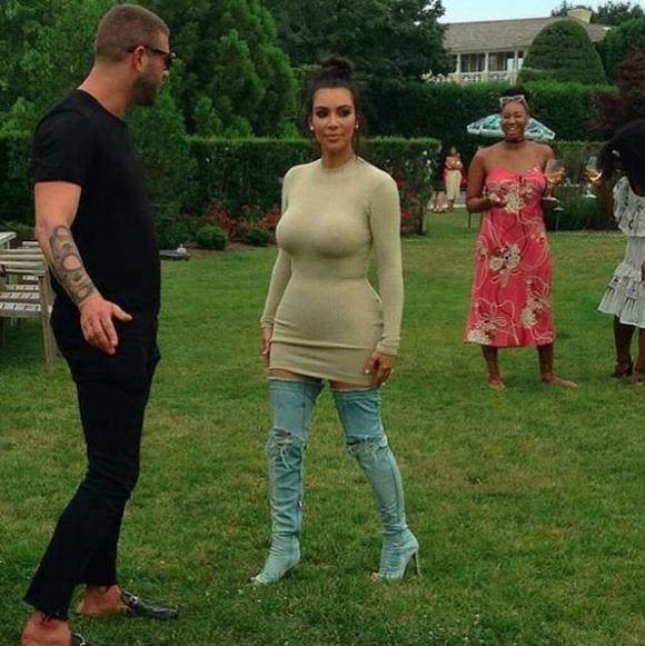 Kim Kardashian bị chế giễu vì mặc váy len giữa mùa hè 2