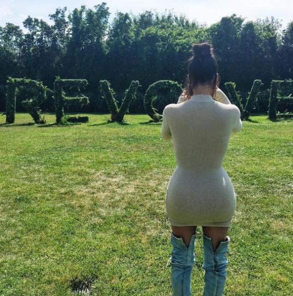 Kim Kardashian bị chế giễu vì mặc váy len giữa mùa hè 3