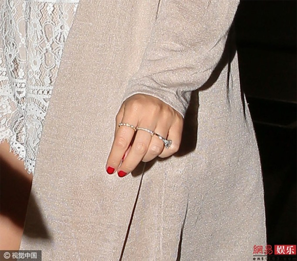 Miranda Kerr gợi cảm đi ăn tối với chồng sắp cưới 5