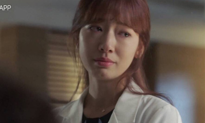 Doctors tập 11: Park Shin Hye rơi nước mắt khi cha của Kim Rae Won qua đời