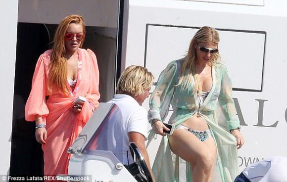 Bố Lindsay Lohan xác nhận con gái đang mang thai 8