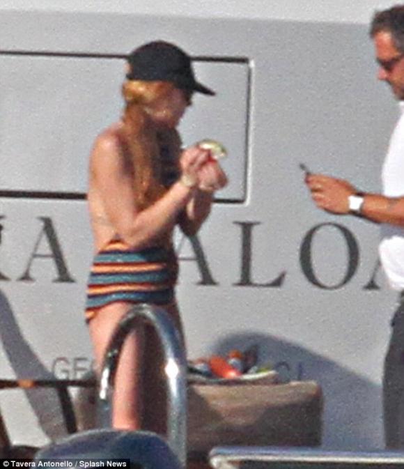 Lindsay Lohan lộ bụng to và ngực chảy tới rốn giữa tin đồn mang thai 0