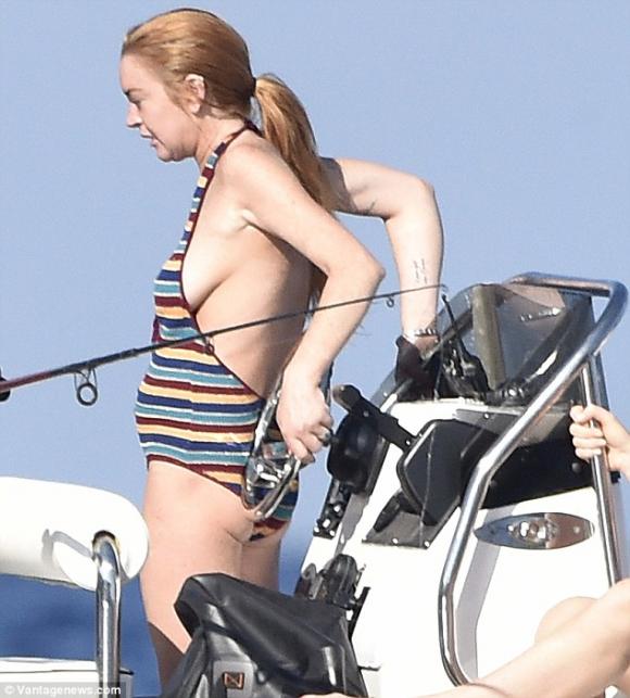 Lindsay Lohan lộ bụng to và ngực chảy tới rốn giữa tin đồn mang thai 9
