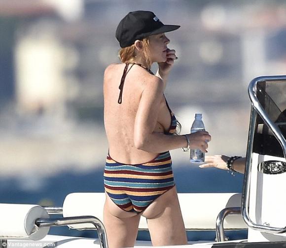 Lindsay Lohan lộ bụng to và ngực chảy tới rốn giữa tin đồn mang thai 10