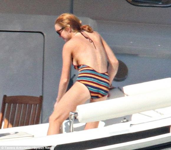 Lindsay Lohan lộ bụng to và ngực chảy tới rốn giữa tin đồn mang thai 11
