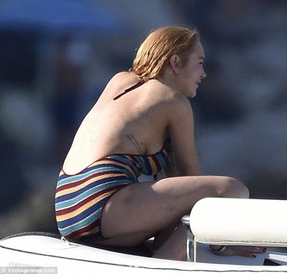 Lindsay Lohan lộ bụng to và ngực chảy tới rốn giữa tin đồn mang thai 3