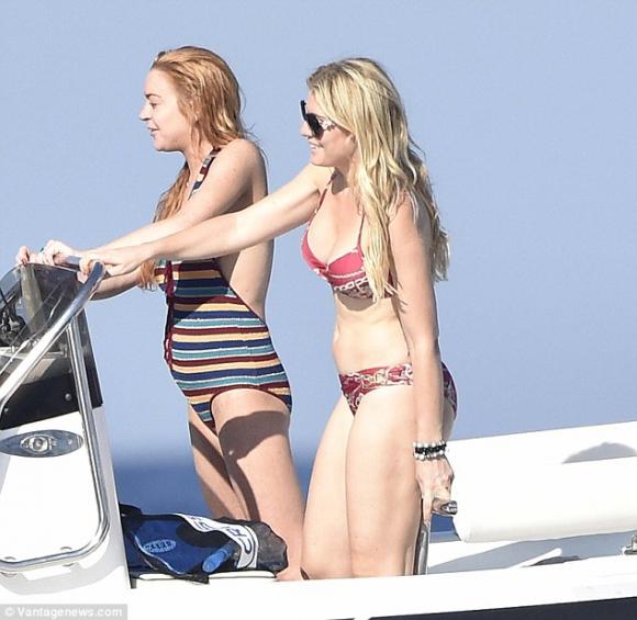 Lindsay Lohan lộ bụng to và ngực chảy tới rốn giữa tin đồn mang thai 4
