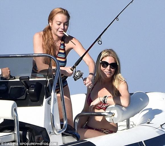 Lindsay Lohan lộ bụng to và ngực chảy tới rốn giữa tin đồn mang thai 5