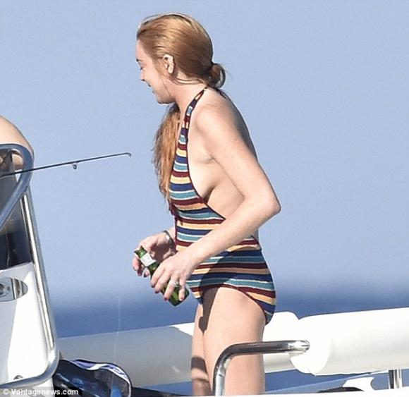 Lindsay Lohan lộ bụng to và ngực chảy tới rốn giữa tin đồn mang thai 7