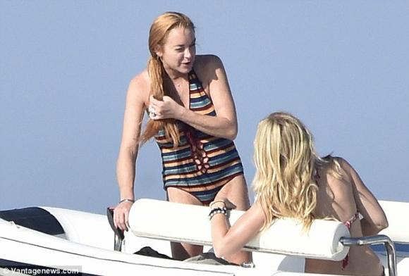 Lindsay Lohan lộ bụng to và ngực chảy tới rốn giữa tin đồn mang thai 8