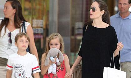 Cặp sinh đôi nhà Angelina Jolie lớn phổng trông thấy