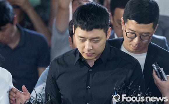 Cô gái buộc tội Park Yoochun cưỡng hiếp lần đầu lộ diện cùng anh họ 4