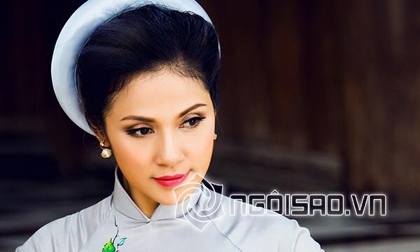 Việt Trinh diện áo dài duyên dáng để mừng lễ Vu Lan