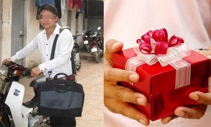 Chàng trai đi Dream cũ nhưng cầm hộp quà giá 2 tỷ đến tặng sinh nhật bạn gái và cái kết