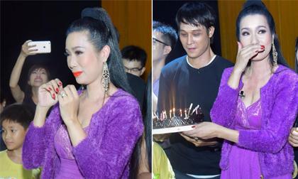 Á hậu Trịnh Kim Chi xúc động rơi nước mắt trong ngày sinh nhật
