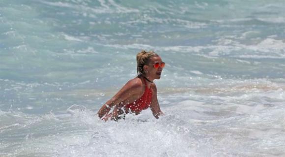 Britney Spears suýt chết đuối ở Hawaii 1