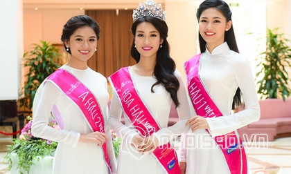 Hoa hậu Mỹ Linh cùng 2 Á hậu đẹp ngẩn ngơ trong tà áo dài trắng