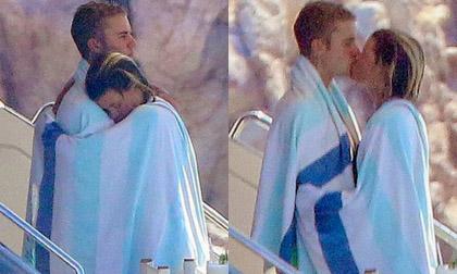 Lộ thêm những cảnh Justin Bieber cởi trần, ôm hôn bạn gái mới
