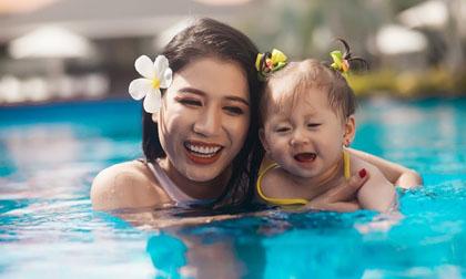 Hai mẹ con Trang Trần xinh đẹp vui đùa ở bể bơi