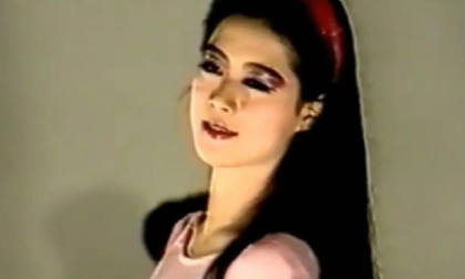 Video: Diễm Hương và dàn sao đình đám thập niên 90 diễn thời trang